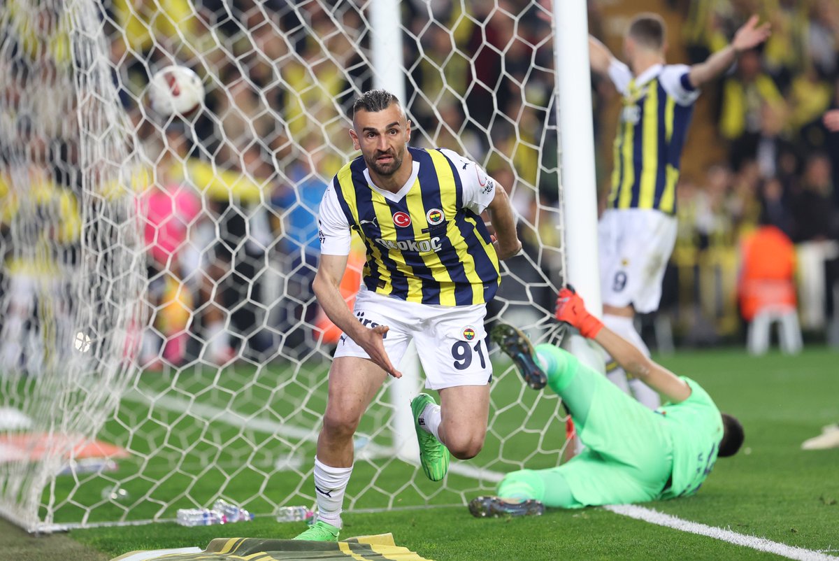 dursunserdar's tweet photo. SIU MIU ❌4️⃣ 
Türk’ün kalbi seninle atar SİU’larimla yaşa Fenerbahçem🎶
Büyük Fenerbahçe taraftarı muhteşemsiniz💛💙 @Fenerbahce https://t.co/STGiMy4ctT