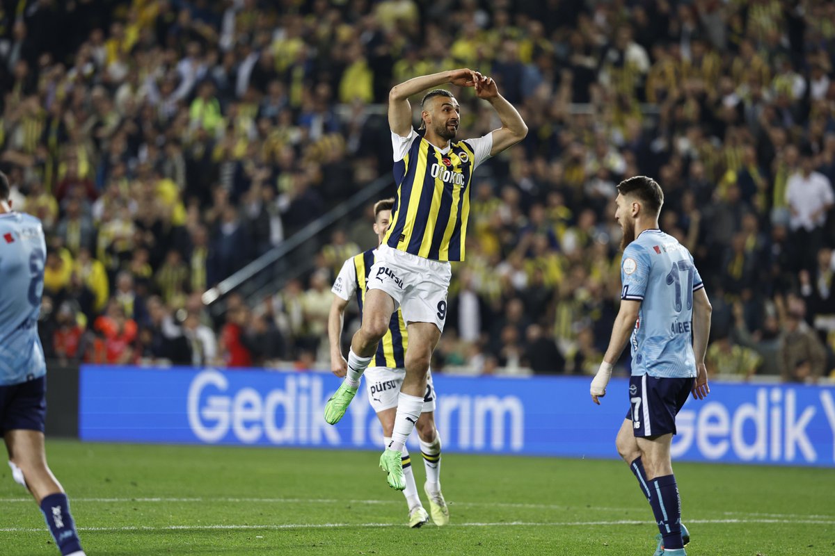dursunserdar's tweet photo. SIU MIU ❌4️⃣ 
Türk’ün kalbi seninle atar SİU’larimla yaşa Fenerbahçem🎶
Büyük Fenerbahçe taraftarı muhteşemsiniz💛💙 @Fenerbahce https://t.co/STGiMy4ctT