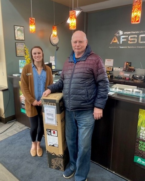 Congratulations to Lawrence, our Direct Deposit Contest winner for the month of February! Our Lacombe branch team was pleased to present him with his Kuma Switchback chair. #ABag