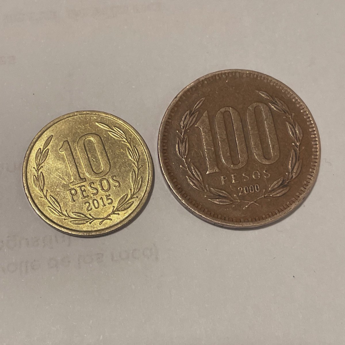 チリのコインが、日本の10円玉に激似でびっくり。10円玉と比較したいのに、残念ながら今手元に無いんよね〜。  10ペソより、旧100ペソの方が色的に近いかな✌️思い出にコインが増えるのは嬉しいけど、まあまあ重いのよね。。 #世界一周 #Chile