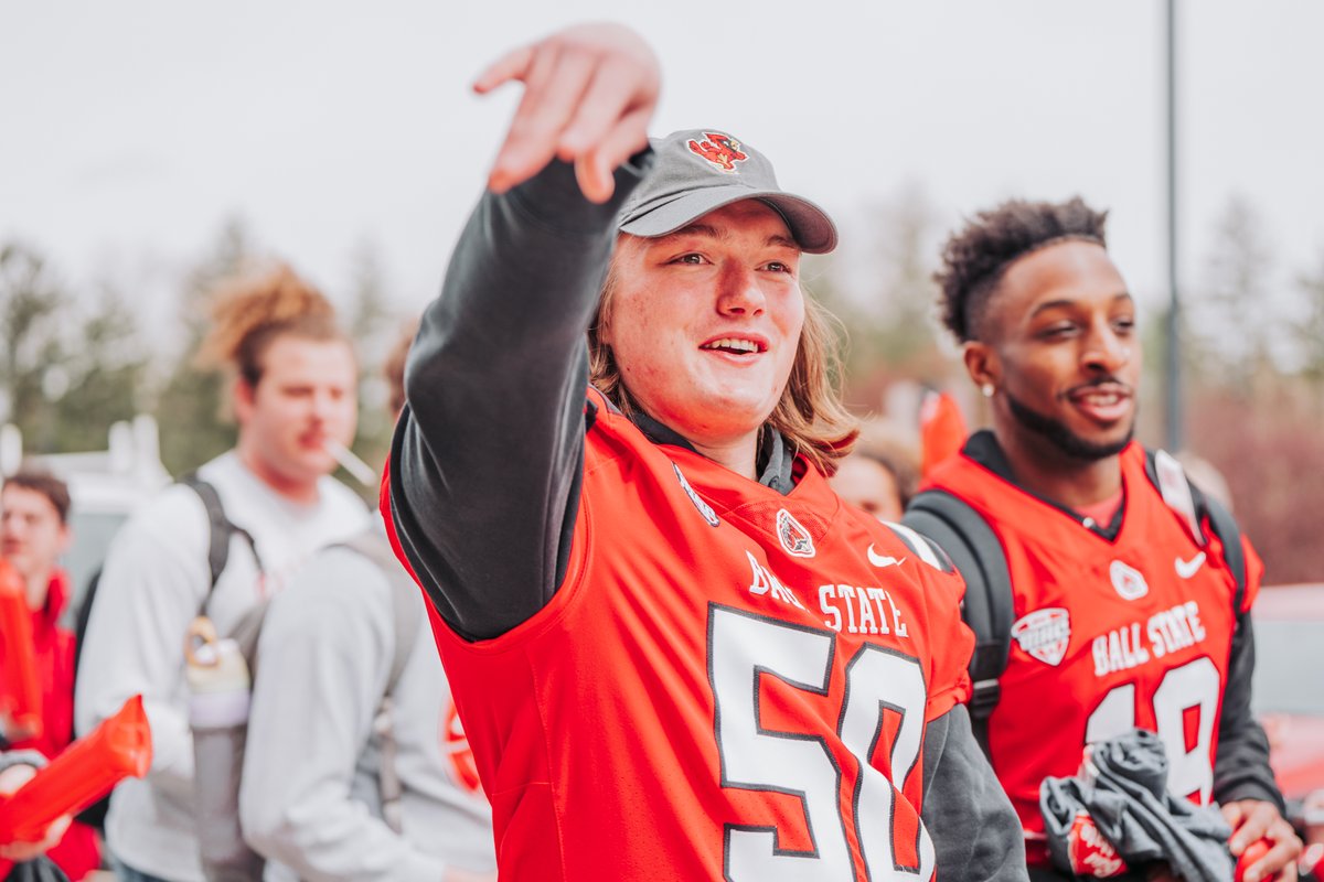 Just under 6 hours left for #OnesBallStateDay! oneballstate.bsu.edu/amb/football Here's some shots from the parade earlier today! #1AAT x #WeFly