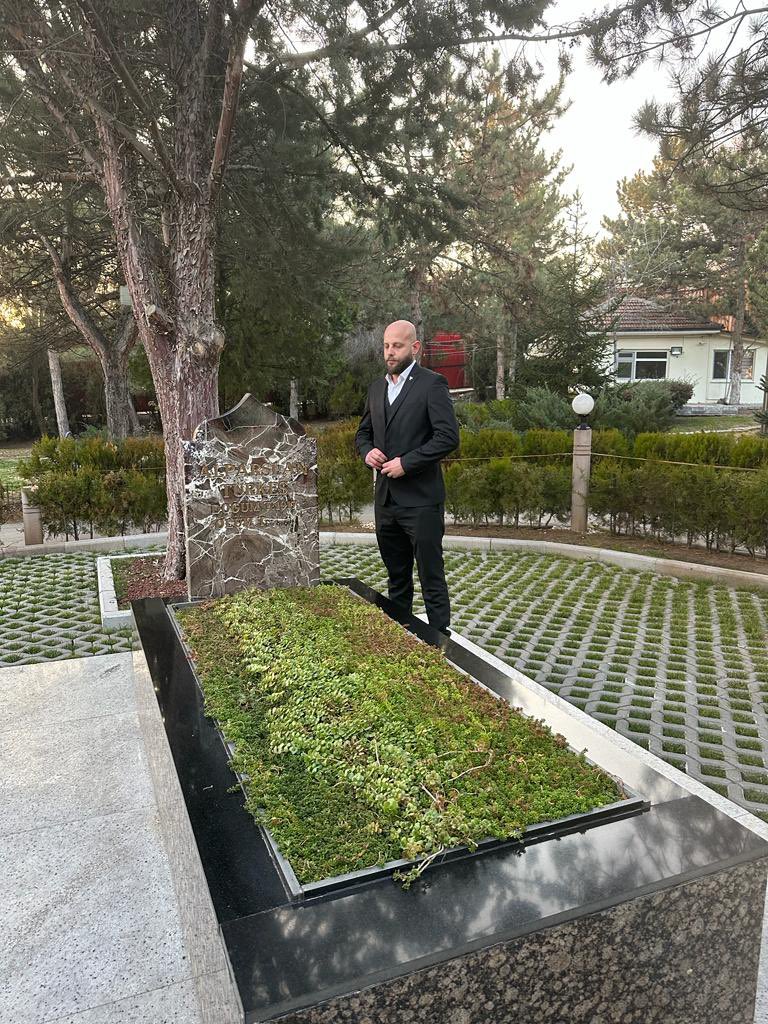 Bıraktığın miras nesiller boyu korunacak, Türk milleti seni asla unutmayacak! Başbuğumuzu 27. Yılında
Rahmet, minnet ve özlemle… 
#BaşbuğAlparslanTürkeş