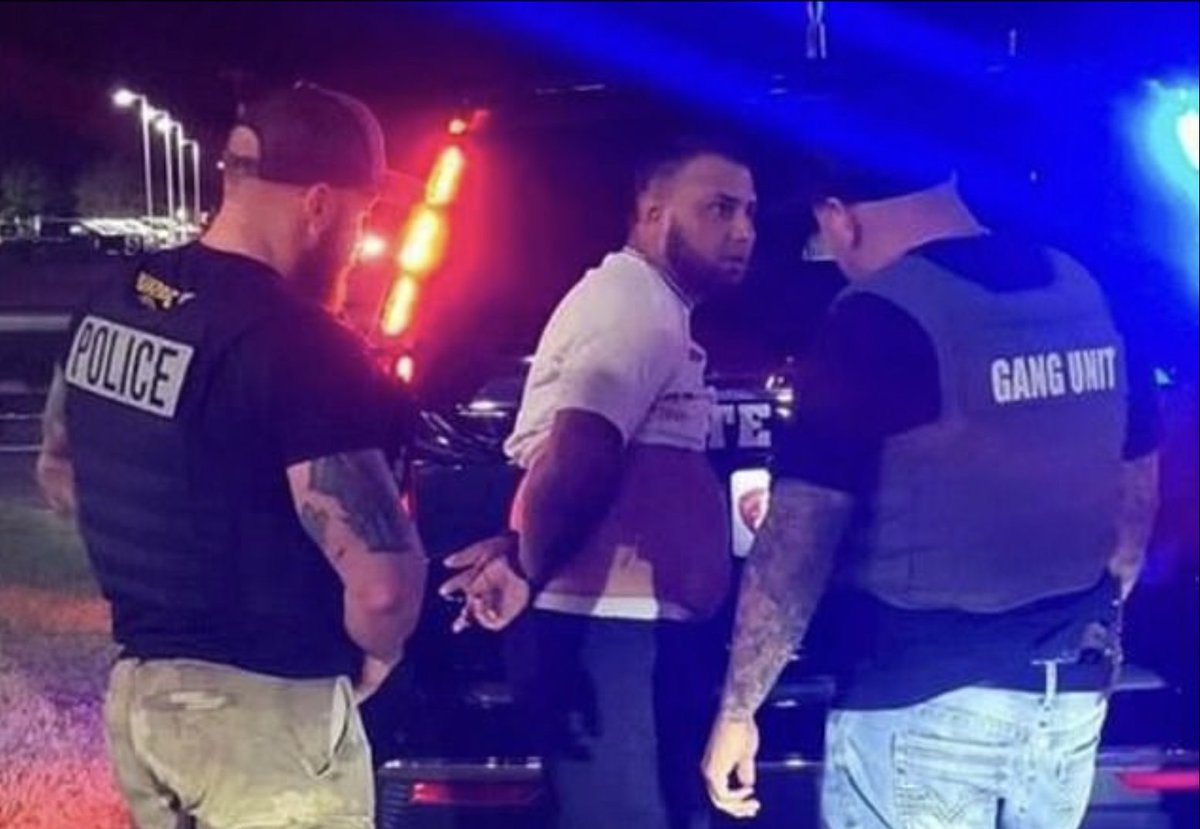 Meet Aderbiss Pirela, the second-in-command of Colombian gang called "The Satans" and one of the seven most wanted murderers in Bogotá. He was just arrested outside of San Antonio, Texas on Tuesday SEEKING ASYLUM in the US. 

Los Satanás assassins shot dead a butcher shop owner