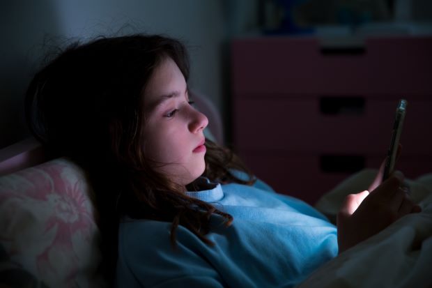 Surveys of teenagers show intense and frequent social media use is linked to shorter and disturbed sleep. #UQ researchers say this can impact health and wellbeing and suggest a device-free room at night. Read more: brnw.ch/21wIufo @UQHealth 📸Adobe