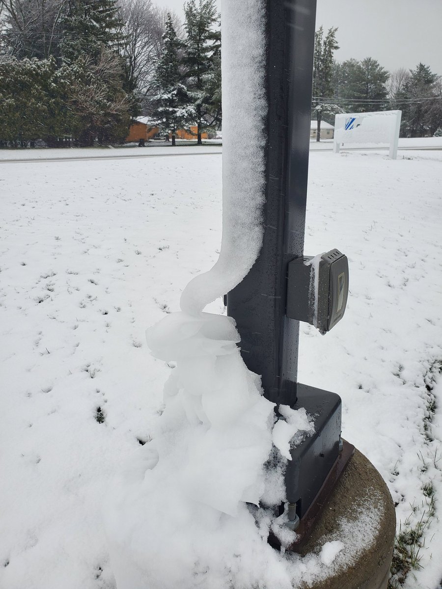 Mattitude812's tweet photo. @Mark_Baden @LindseySlaterTV @Molly_WISN Saw this in Oconomowoc today. What is the weather term for this phenomenon? P.M.S.R., post. melt. slide. ribbon? 😆❄️ #Aprilsnow https://t.co/R3YjRiqiLL