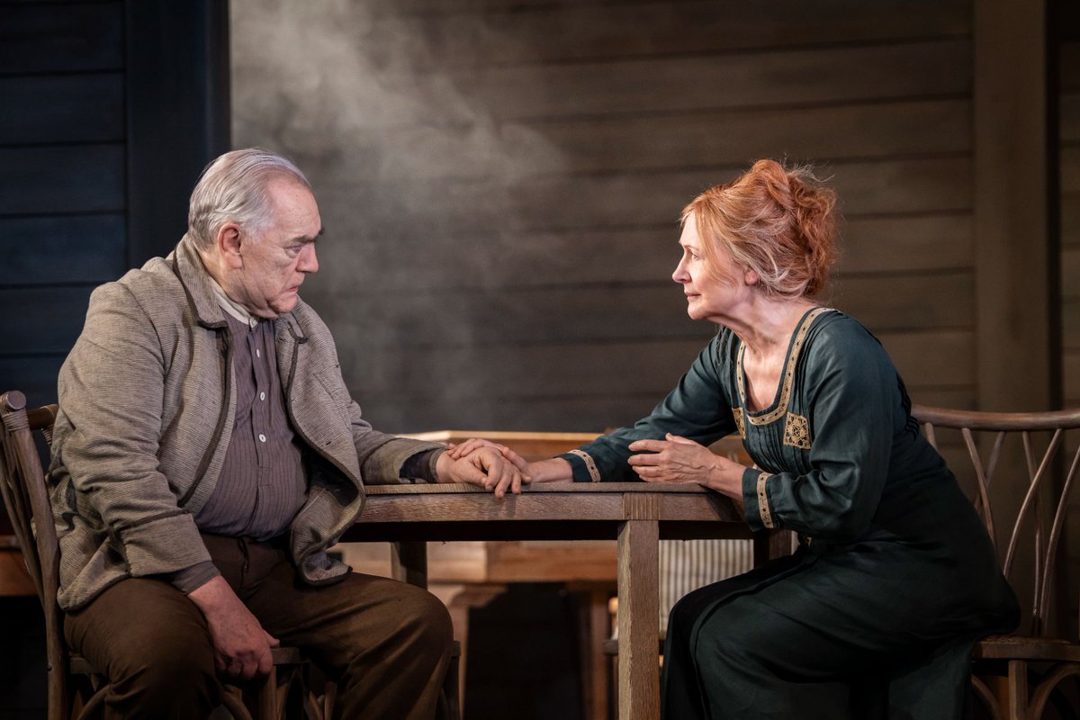 Long Day’s Journey Into Night ★★★★ @DMTWestEnd’s Wyndham’s Theatre | Mar 19 - Jun 8, 2024 REVIEW: tinyurl.com/ykdankxh First-rate performances and intelligent direction honour #EugeneONeill's monumental masterpiece of modern theatre. wyndhamstheatre.co.uk/whats-on/long-…