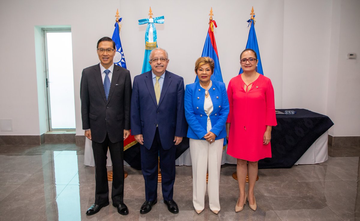 El #CancillerGT @CRMartinezGT presidió el lanzamiento de proyectos aprobados entre Guatemala, Belice y Taiwán en el Marco del Sistema de Integración Centroamericana (SICA). El evento contó con la participación de la Embajadora Amalia Mai, Viceministra de Relaciones Exteriores de