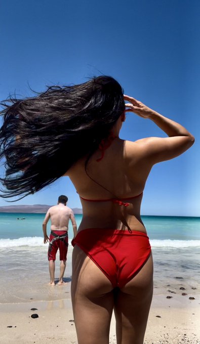 Only checking my phone to check on the deposits your sending 💸 https://t.co/jLSxNywkYO