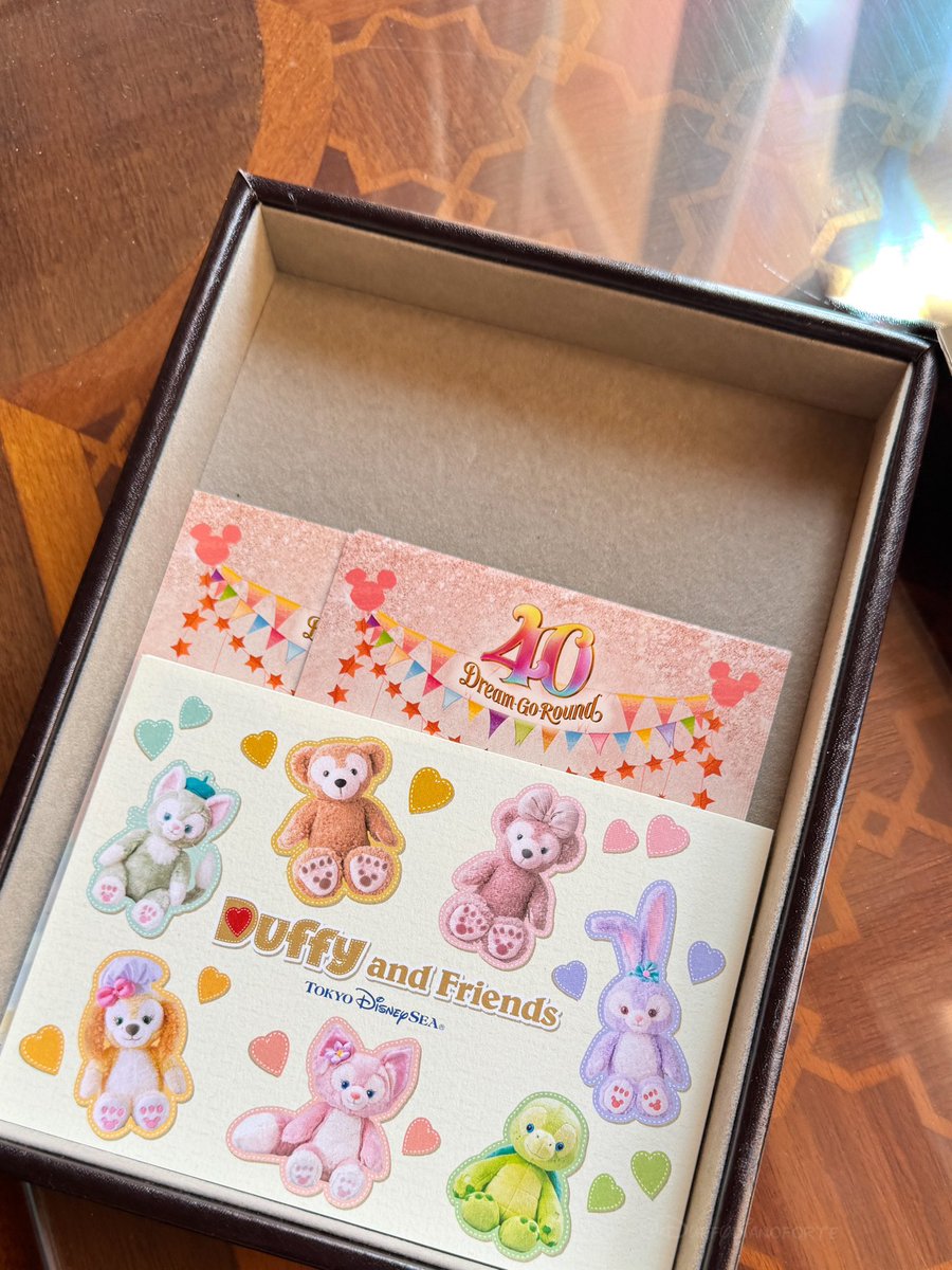 先日、ミラコスタにお泊まりしたらお部屋に小物入れが設置され、壁掛けテレビ周囲に金色の枠？(今まではテレビがそのまま)がついていた。