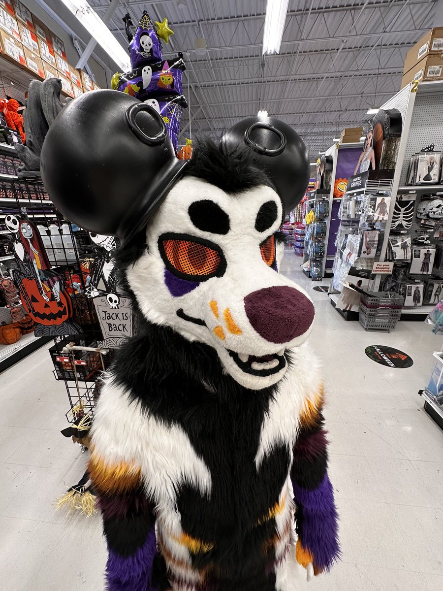 Quote rt with your orange-eyed fursuit 🧡🧡🎃