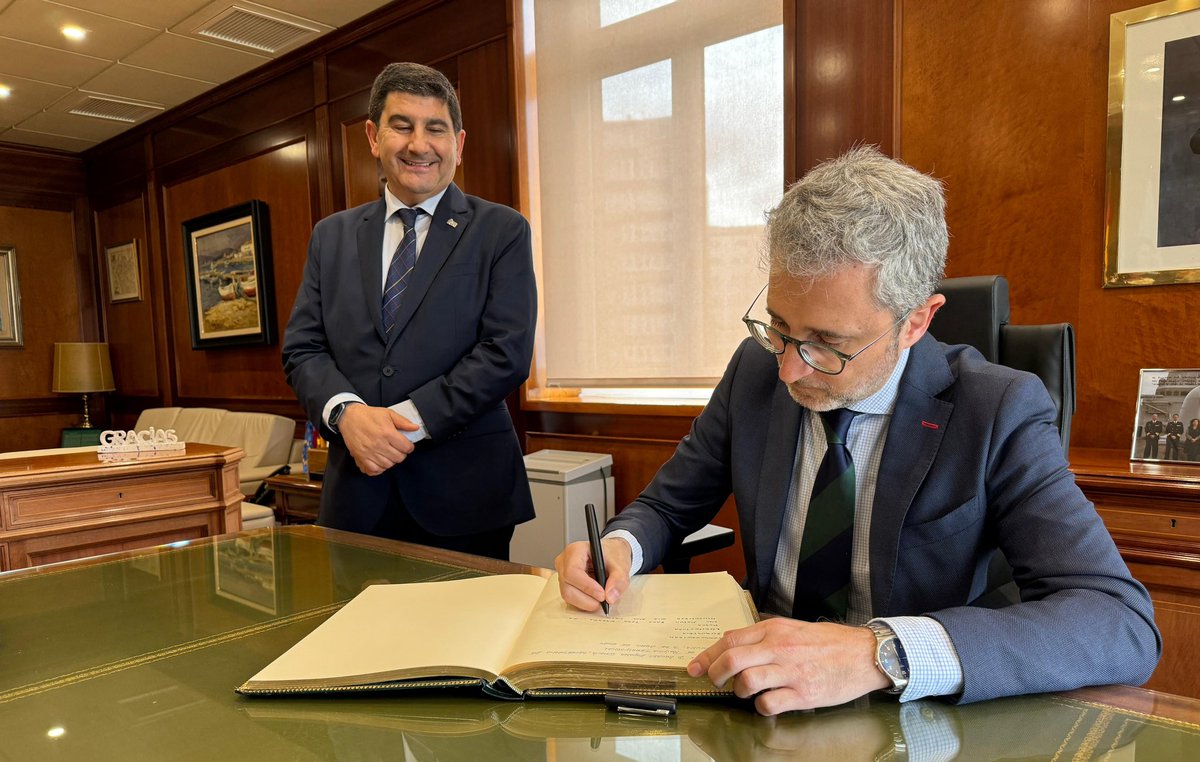 Reunión con el @DelGobGalicia, @blancolobeiras, y la Subdelegada de Gobierno en A Coruña, María Rivas 🫱🏽‍🫲🏾 Gracias por el intenso trabajo para garantizar una Administración próxima y preocupada por las necesidades de los gallegos y gallegas 👥