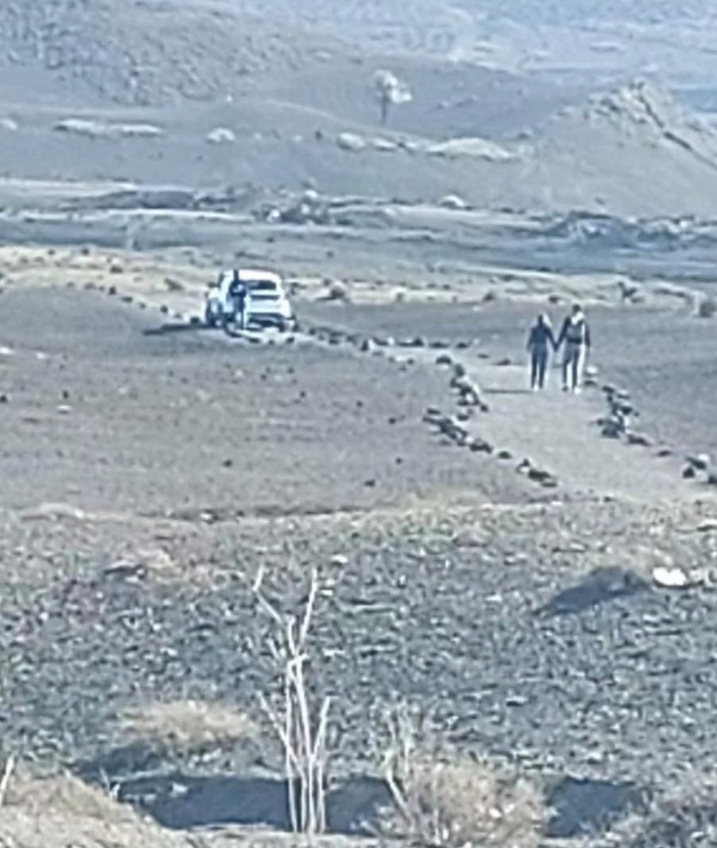 yonecaraballo's tweet image. ❌❌ Esto NO puede ser, ya está bien de este turismo #cafre. Un coche de alquiler por le sendero protegido del volcán del Cuervo en Timanfaya. Pero que está pensando esta gente de donde están⁉️…increíble. Hay que ser duros con estas actitudes por parte del @CabildoLZ