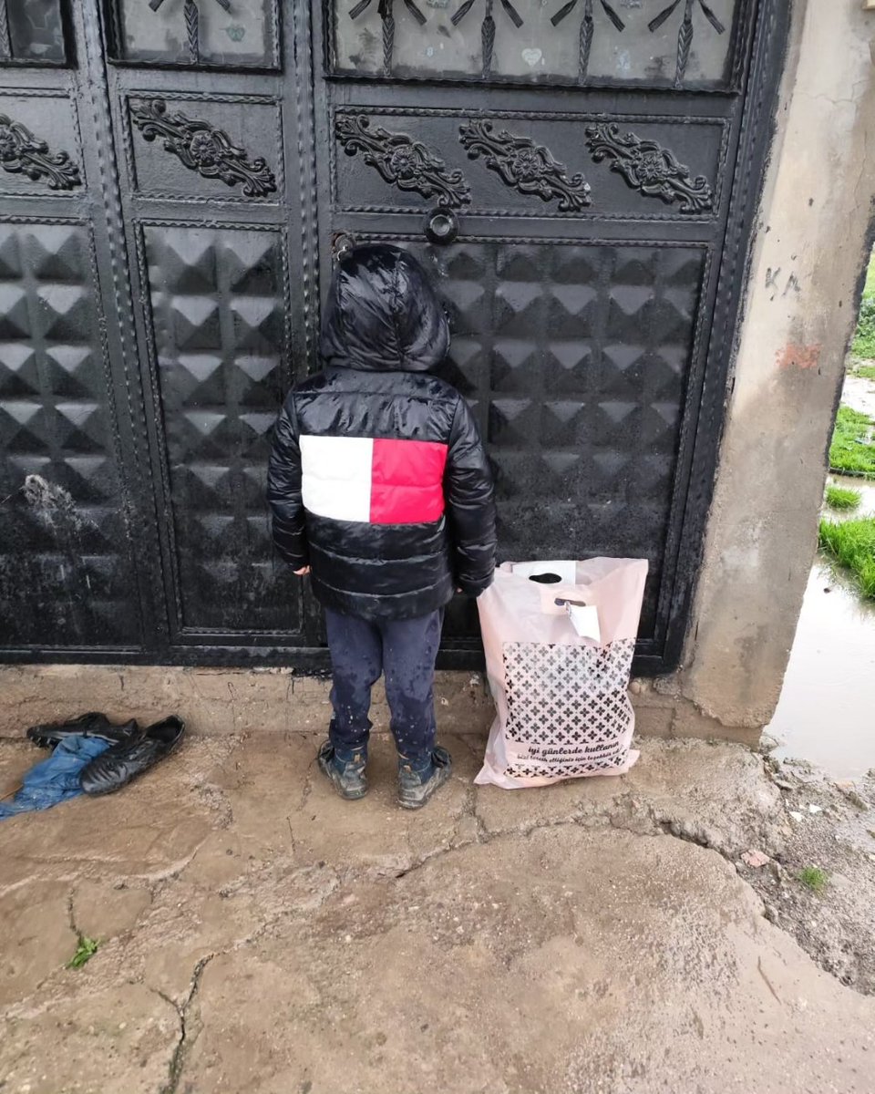 Hayırseverlerin desteği ile Silopi ilçemizde 21 ailemizin 58 yetim çocuğuna bayramlık kıyafet yardımında bulunduk. Allah yetimlerin yüzünü güldüren ve bu hayra vesile olan herkesten razı olsun. <a href="/ihhinsaniyardim/">İHH</a> <a href="/IhhSirnak/">İHH Şırnak Şubesi</a> <a href="/ihhsilopi/">ihhsilopi</a>