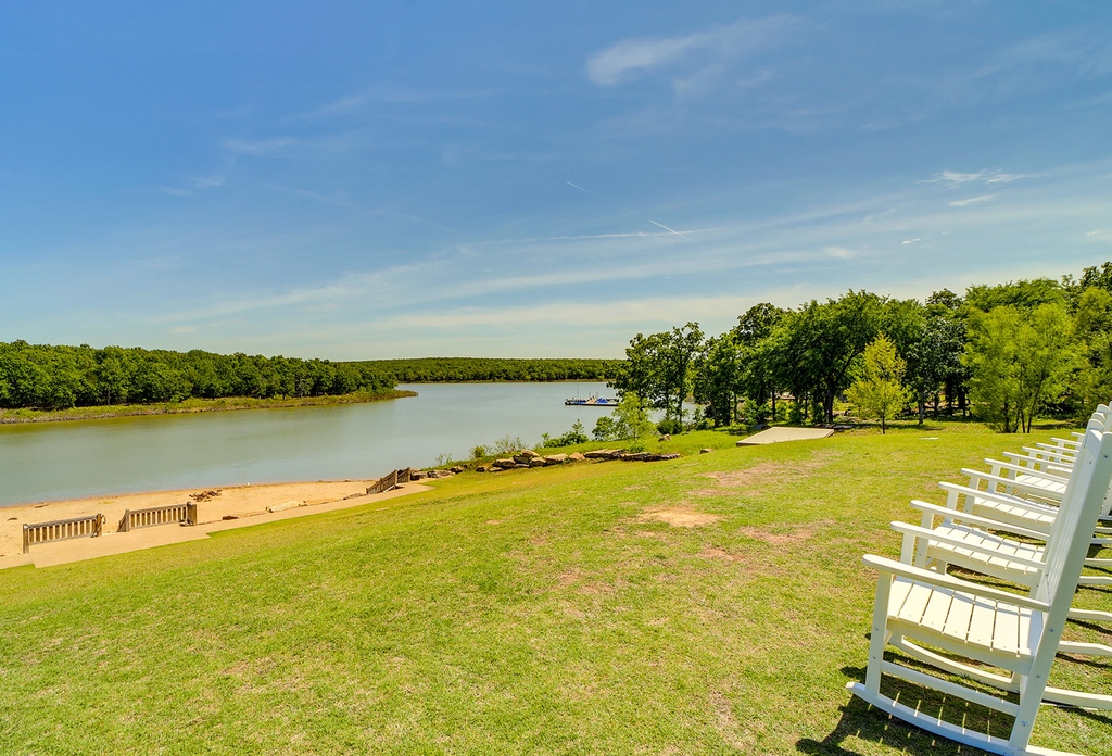 Discover the best of both worlds at our breathtaking lake house in Carlton Landing! 🌅 From cozy indoor retreats to breathtaking outdoor views. Don't miss your chance to win the ultimate lakeside living experience! Enter now: bit.ly/1C1mil