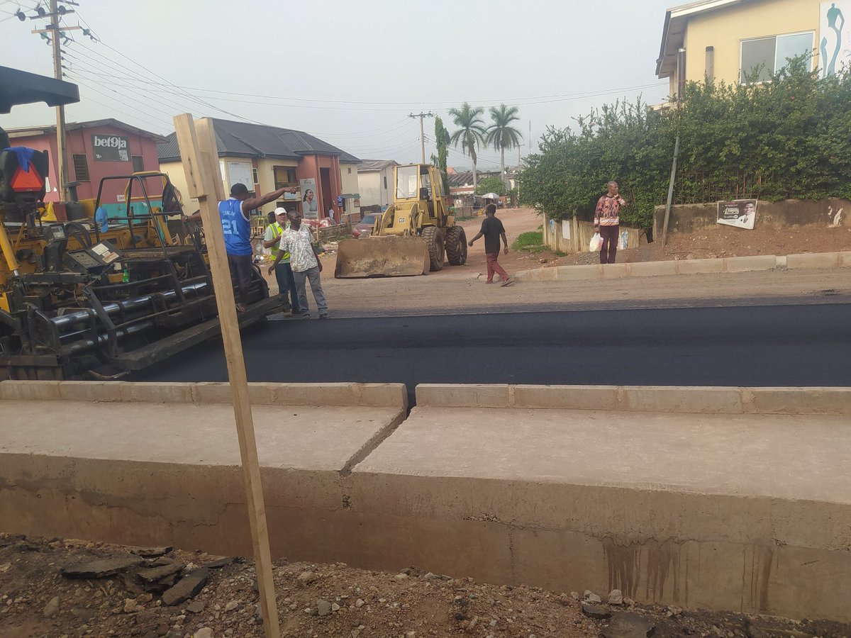 Lowplug_'s tweet image. Well, no much to say... Was actually amazed to see the installed solar streetlights and based on my past xperience at nights along d axis.  This is an appreciation tweet to Gov.  @PNMbah Hopefully,  it keeps getting better...H2O pls