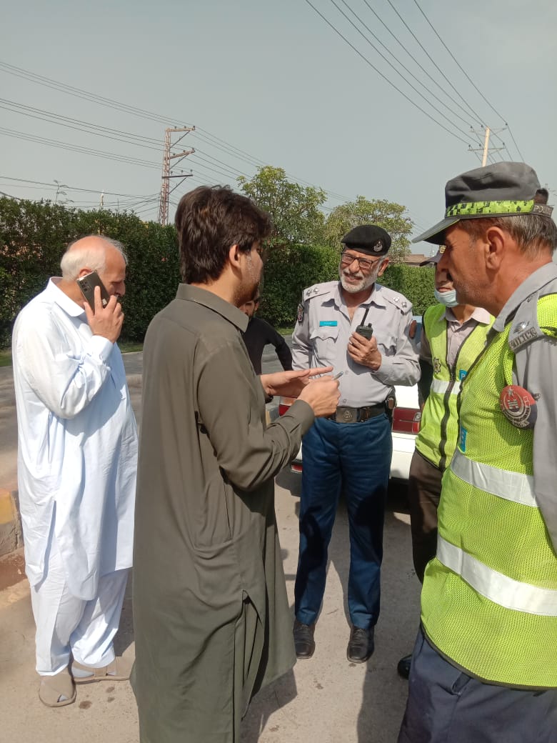 سیکرٹری ٹرانسپورٹ خیبر پختونخواہ اور ڈائریکٹر ٹرانسپورٹ خیبر پختون خواہ کی خصوصی ہدایت پر RTA سٹاف، MVE پشاور اور ٹریفک پولیس کے ہمراہ پشاور کے  مختلف سڑکوں اور اڈوں کا دورہ کیا۔
دورے کے دوران اڈوں کے مالکان منیجر کو سختی سے ہدایات جاری کی۔