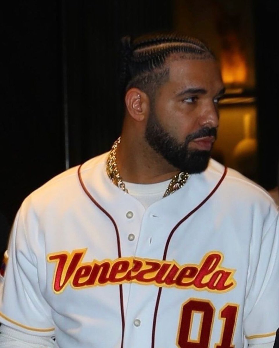 Drake luciendo el uniforme de Venezuela del @WBCBaseball. 🎤⚾ (📸 vía: certifiedrakefan/IG)