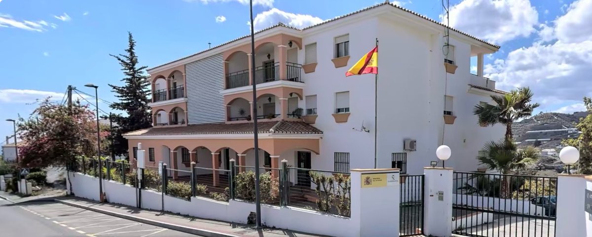 #cadadíauncuartel (824)
Hoy vamos a conocer la #casacuartel de #Torrox (Málaga):

📐 Manuel de Góngora Gil-Rodrigo
💶 @guardiacivil
🗓 1984-1989
📍 36,75392° N, 3,95177° O
🏘 9
1/4