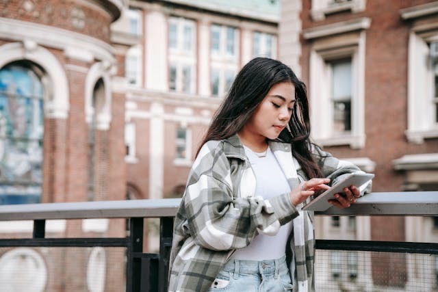 Protecting your mental wellness on social media | via Mental Health Commission Canada @MHCC_ buff.ly/3AcTeOl 'Take stock of how your feeds make you feel. The next time you finish scrolling, take a moment to think about how you’re feeling.' #MentalHealth #SelfCare