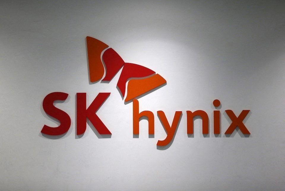 SK Hynix announces plans to invest around $3.87B in an advanced packaging plant and R&D facility in Indiana. The aim is to mass-produce high bandwidth memory chips starting in the second half of 2028. #SKHynix #Indiana #MemoryChips #R&D #Investment