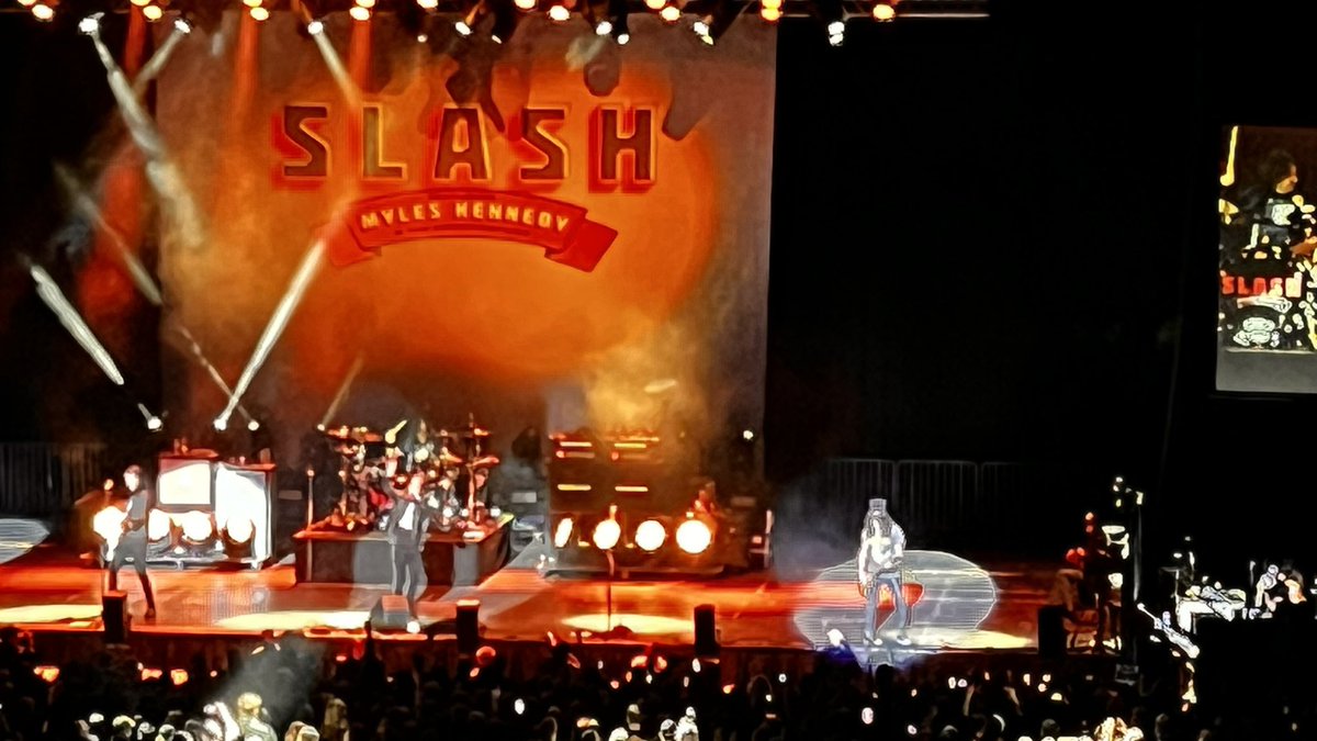 I was lucky to see GnR and Slash on their Use Your Illusion Tour back in ‘92. But Slash tonight was on a totally different dimension tonight to back then. Simply sensational #slash #glasgow #myleskennedy