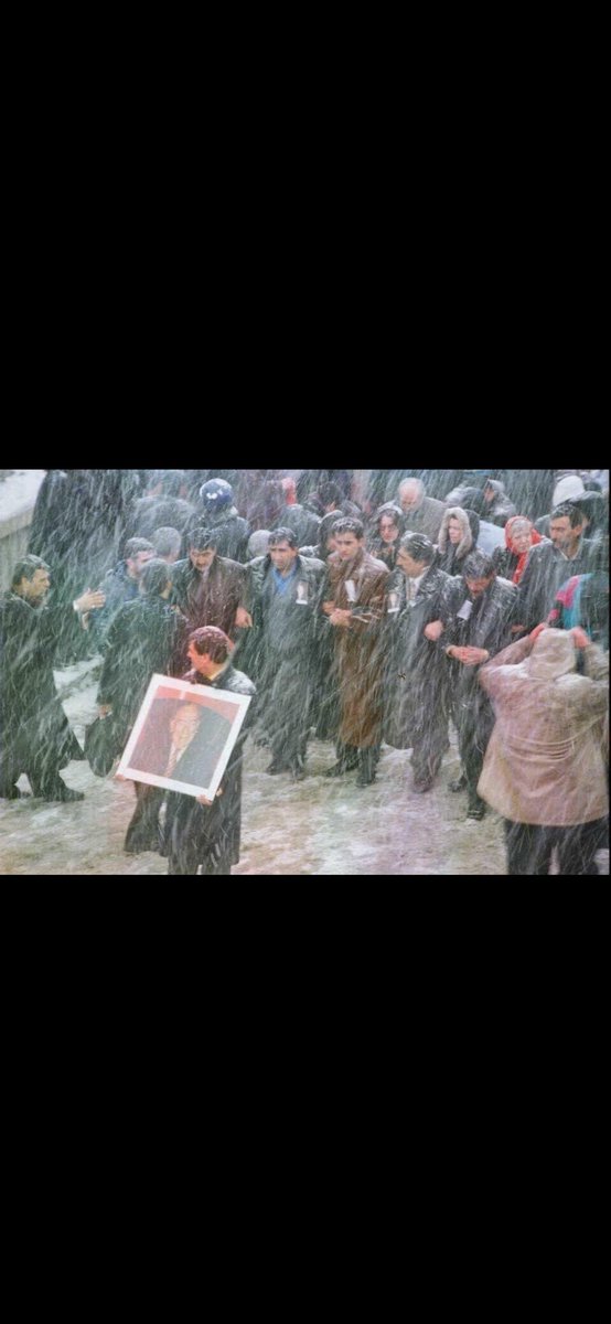 Yandı yürekler yandı 
Yağan kar ile sönmez.
Milyonlar bir ağızdan 
Diyor "Başbuğlar ölmez."

4 Nisan 1997.
Rahmet ve saygı ile anıyoruz...
#AlparslanTürkeş