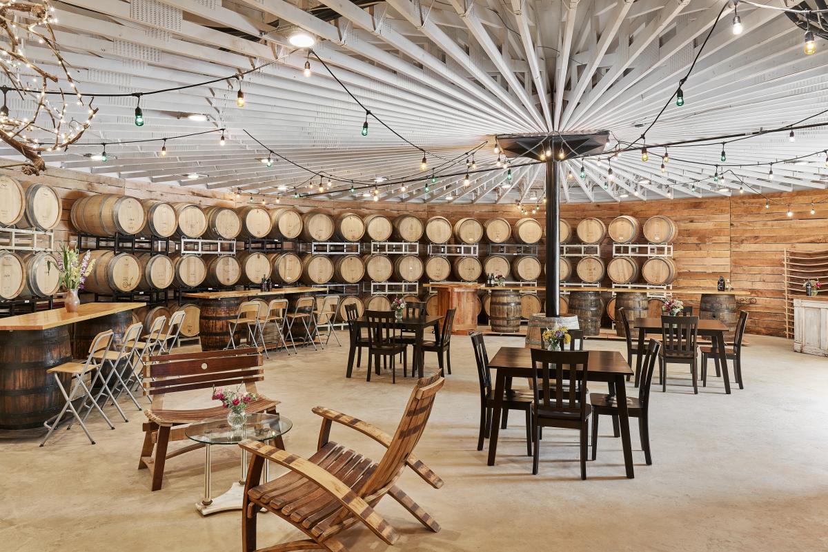 Explore the journey of a wine barrel! From oak forests to innovative repurposing, discover their sustainable life cycles: bit.ly/3J71PqZ 🍇🍷 #DCsWineCountry #LoveLoudoun