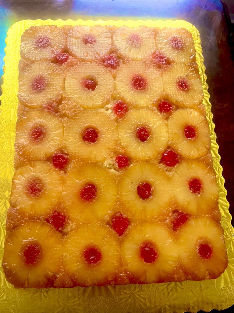 Made a client an upside down pineapple cake this is one of the biggest I made so far. I hope you all are having a wonderful Wednesday😊👍