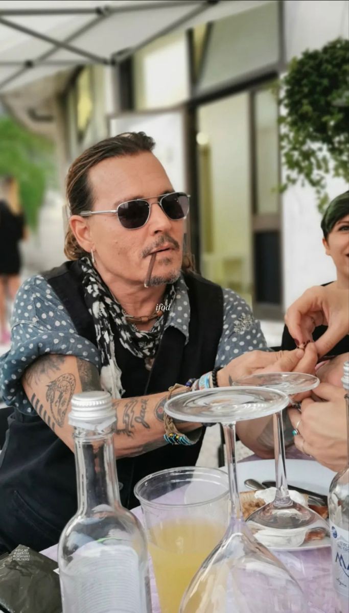 depphead_fan's tweet image. – Can you remember the first time you saw someone choke?

Johnny Depp: Yeah. It was me. I was five or six. A piece of steak. I didn&apos;t chew it properly, I guess, and it got jammed in my windpipe.

[ interview 1993 ]

#johnnydepp #justiceforjohnnydepp #eat #interview #NotABot