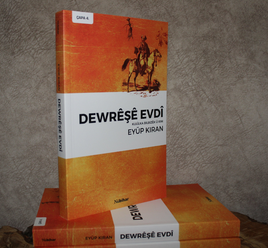 Ev roman behsa evîna Derwêşê Êzîdî û Edûleya keça mîrê Milan dike. Destana Dewrêşê Evdî gelek trajîk e. Dengbêjan ev destan bi kilamkî gotine. Eyüp Kıran bi lêkolîneke baş romana Dewrêş û Edûleyê nivîsiye. @nubihar @eyubsinan nubihar.com/detail/9-dewre…