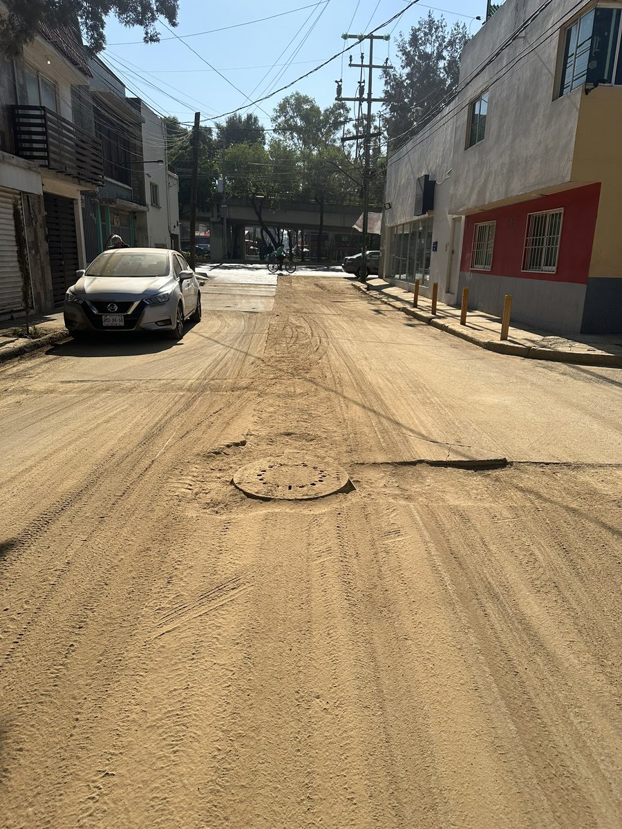 daveolmos01's tweet photo. @nmas @LaSEMOVI @CDMX_SIBISO @SOBSECDMX @A_QuinteroMX @secretariadeges @SGIRPC_CDMX para ustedes es solo un poco de tierra y escombro, no les afecta un día o dos o una semana pero hay personas q sufren a diario con su incompetencia de no poder terminar una obra bien y en forma https://t.co/cJXsYgfg6e