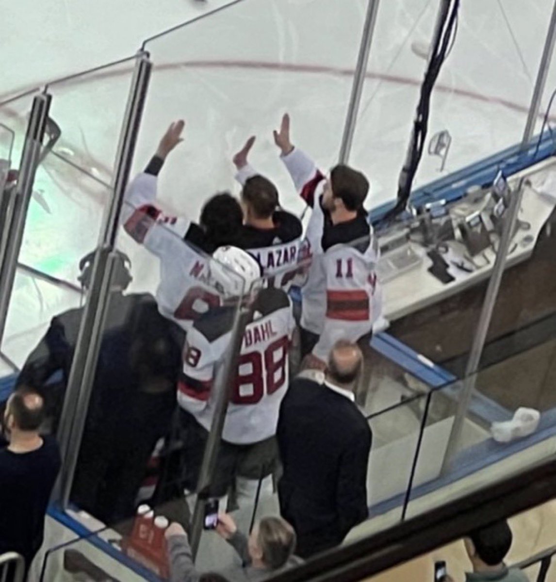 girlsclubsports's tweet image. Me and my friends at the aquarium