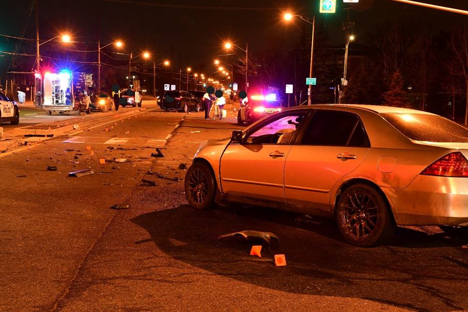 SIU Concludes Investigation into OPP Officer After Pedestrians Struck in Toronto @OPP_HSD - Officer was en route to unrelated call in area of Hwy 401/Keele when the driver of another vehicle seemingly fled and ran a red light, striking a car and two people in a crosswalk -…