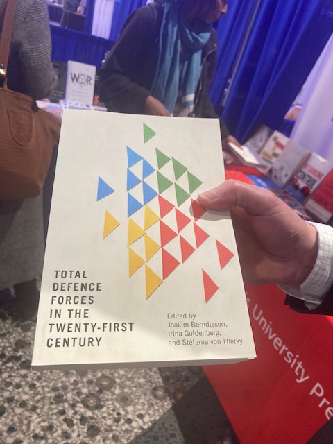 Meeting authors in person (after months of emailing) is one of the very best parts of conference-going! At #ISA2024, Joakim Berndtsson with his volume, coedited by @svhlatky and @GoldenbergIrina, 'Total Defense Forces in the Twenty-First Century'.