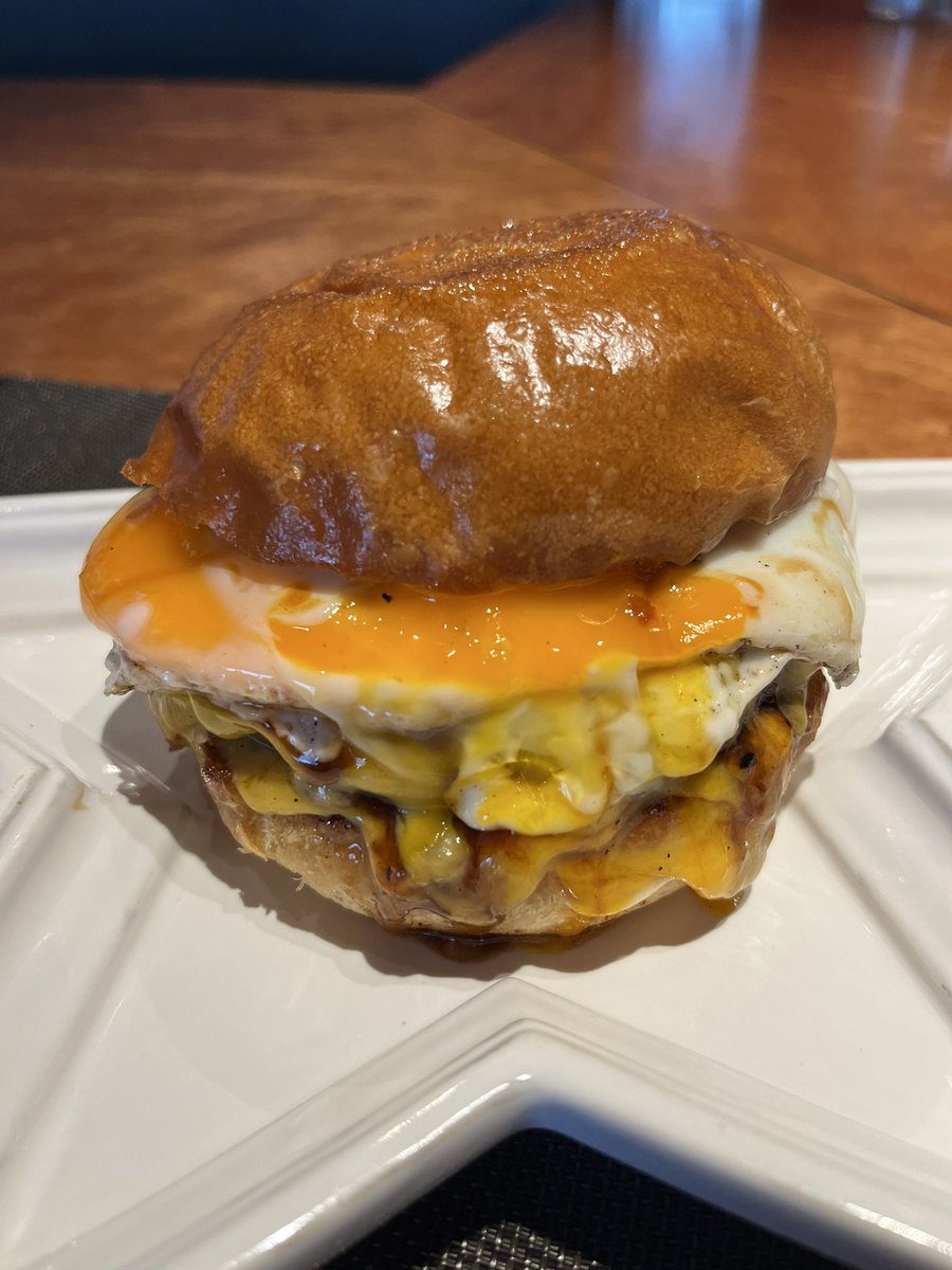 labomatsuki's tweet image. ハンバーガー🍔選手権第一位🥇
41年間で一番美味しかった🤤
これは、必食です。
皆さんに一度は食べてもらいたいです🤤🤤
食べ終わった後の肉汁とか、レベチです🙏
#ALDEBARAN #アルデバラン #麻布十番 #ハンバーガー