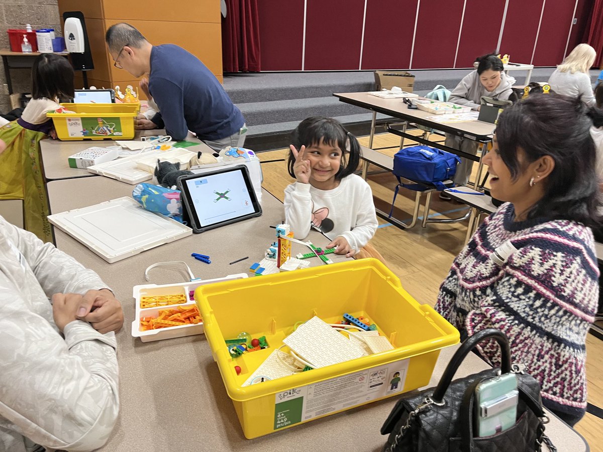 Love these ⁦⁦@LEGO_Education⁩ ⁩coding science kits! Here a school’s Kindergarteners are working with their parents to build a project, then use coding to make it move. #STEM #Innovation #StudentEngagement