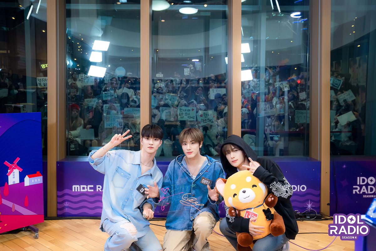 [#아이돌라디오4 앨범 240403]

📸EP#13 더비 생일에 더보이즈의 등장이라...🥰

네버엔딩 더비생축쇼 in 아돌라
"더비 6살 축하해🎉"

<a href="/IST_THEBOYZ/">더보이즈(THE BOYZ)</a> <a href="/WE_THE_BOYZ/">THE BOYZ (더보이즈)</a>

#MBC #IDOLRADIO #아이돌라디오 #아돌라 #THEBOYZ #더보이즈 #현재 #큐 #에릭