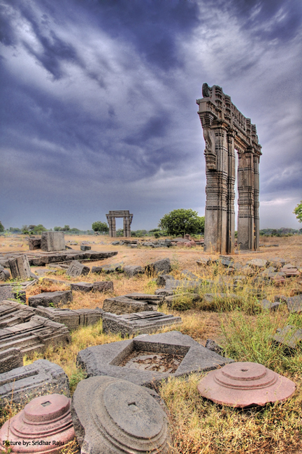 SadaaShree's tweet photo. In my series on Kakatiyas, today I look at the fall of Orugallu, their capital city, which was raided thrice in 1310, 1318 and 1323, it’s immense riches looted, including the fabled Kohinoor diamond. A chapter of Indian history that is as painful as that of Hampi's.
This is not going to be an easy read, so be warned.