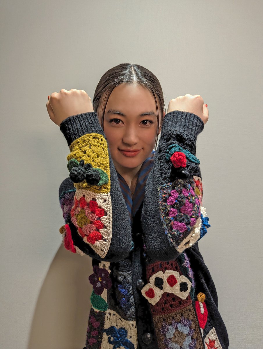 MEGUMIさん回の八木ちゃんは、 キャッチーな刺繍が施された