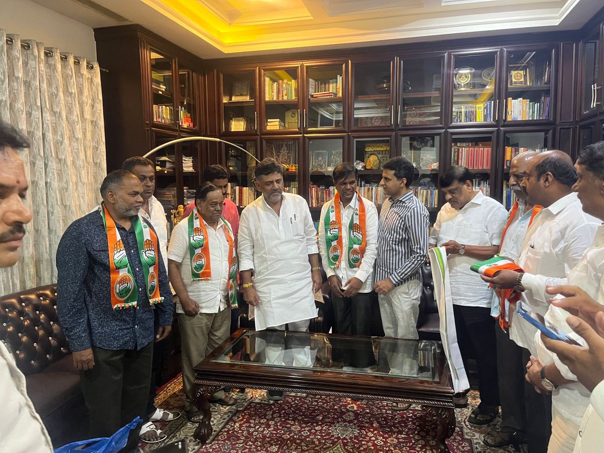 In the presence of KPCC President and DCM Shri @DKShivakumar avaru, JDS State Weavers unit President Shri C. Nagaraj and many office bearers of the unit joined the Congress party. KPCC General Secretary, Shri Shekhar was present among others.