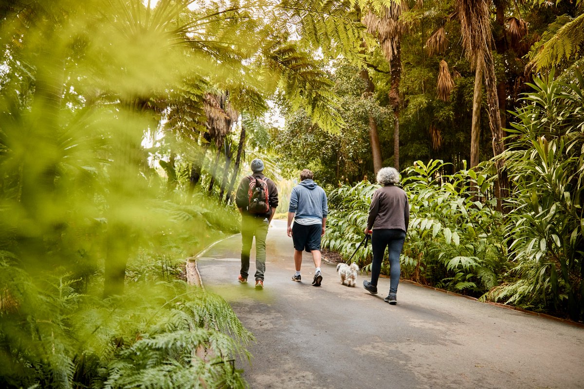 Royal Botanic Gardens Melbourne's closing hours have now shifted as our evenings get darker earlier. Gates: 7:30am - 5:30pm Visitor Centre: 9:30am - 5:00pm The Ian Potter Foundation Children's Garden: 10am - 5:30pm Opening hours for Cranbourne Gardens have not changed.