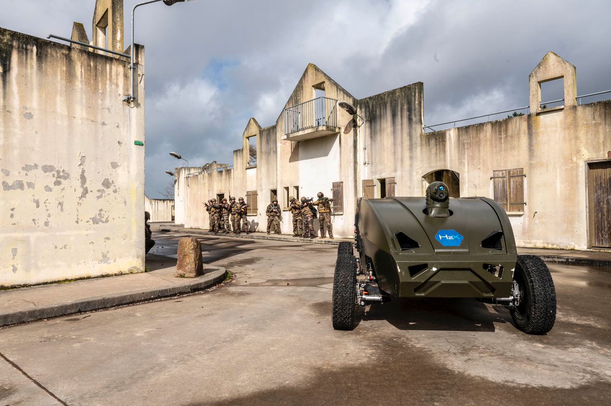 Les nouvelles technologies au coeur du combat. Exercice tactique intégrant le robot 'Hermione' H2X à propulsion électrique et un drone DRONE ACT pour la détection thermique. Fiers de notre industrie de défense française engagée dans la formation des chefs de demain🇫🇷 #CapaciTerre