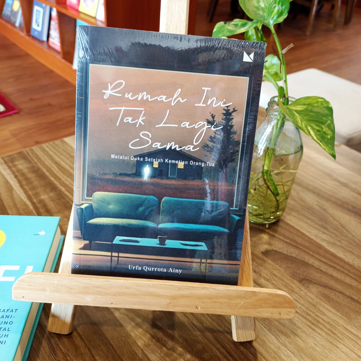 ✨BAGI-BAGI THR BUKU GRATIS✨

Minsool mau ngasih THR buat 3 orang, ada buku Rumah Ini Tak Lagi Sama (Urfa Qurrota Ainy) terbitan Buku Mojok.

Cukup:  
1. Like + retweet post ini  
2. follow akun ini   

Ongkirnya minsool yang tanggung yee, kecuali kalau kamu di luar negeri😡