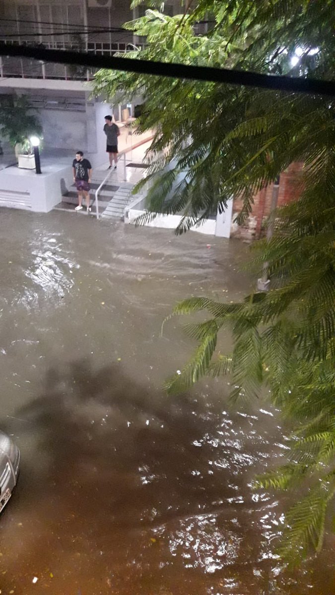 cecifercas's tweet photo. Así quedó la esquina de 9 de Julio y Roca después de 10 minutos de lluvia, justo el día en el que se cumplió un mes de “la peor catástrofe natural” de la ciudad de Corrientes

@municorrientes @tassanoeduardo https://t.co/6R1rSuhtm0