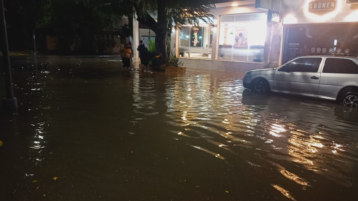 Así quedó la esquina de 9 de Julio y Roca después de 10 minutos de lluvia, justo el día en el que se cumplió un mes de “la peor catástrofe natural” de la ciudad de Corrientes

<a href="/municorrientes/">Municipalidad de Corrientes</a> <a href="/tassanoeduardo/">Eduardo Tassano</a>