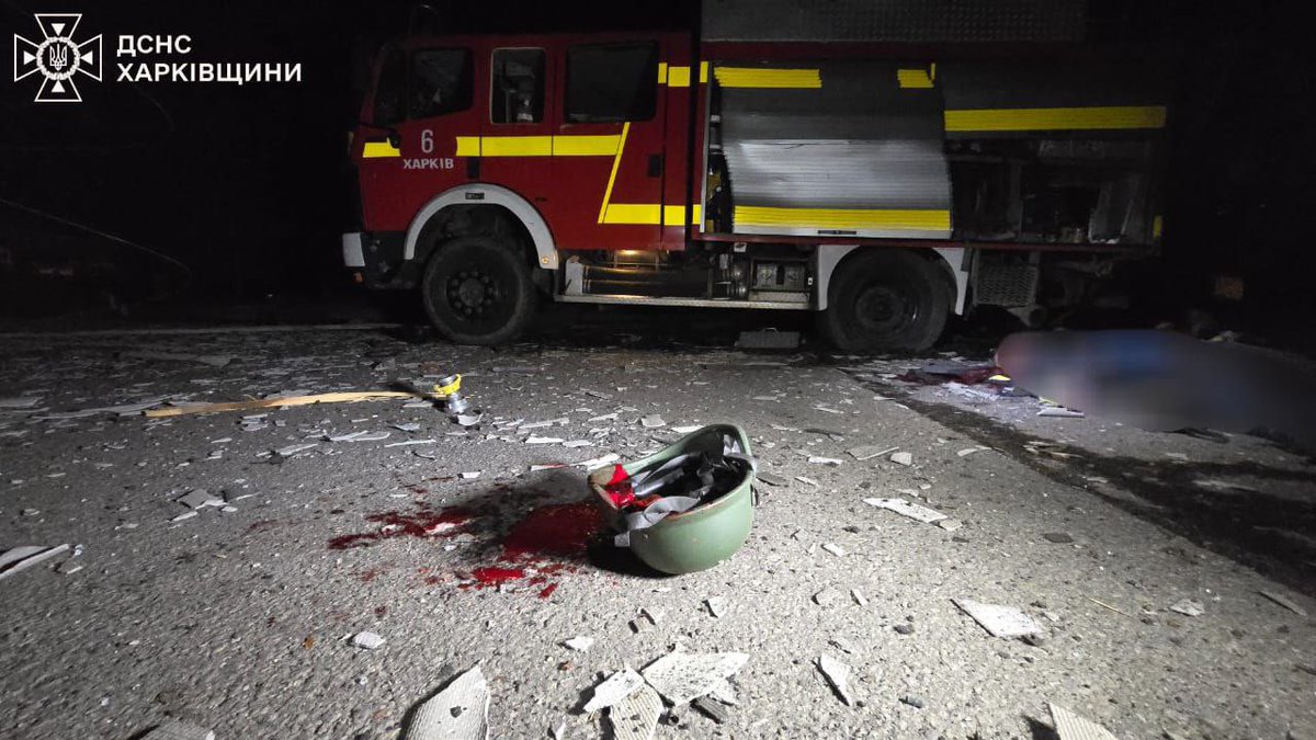 Massive drone attack in Kharkiv: 4 people died, including three rescuers

The rescuers, who arrived on a call to the same address, were hit again by drones. Two of them died of their injuries on the spot, another died on the way to the hospital. One rescuer was also injured.