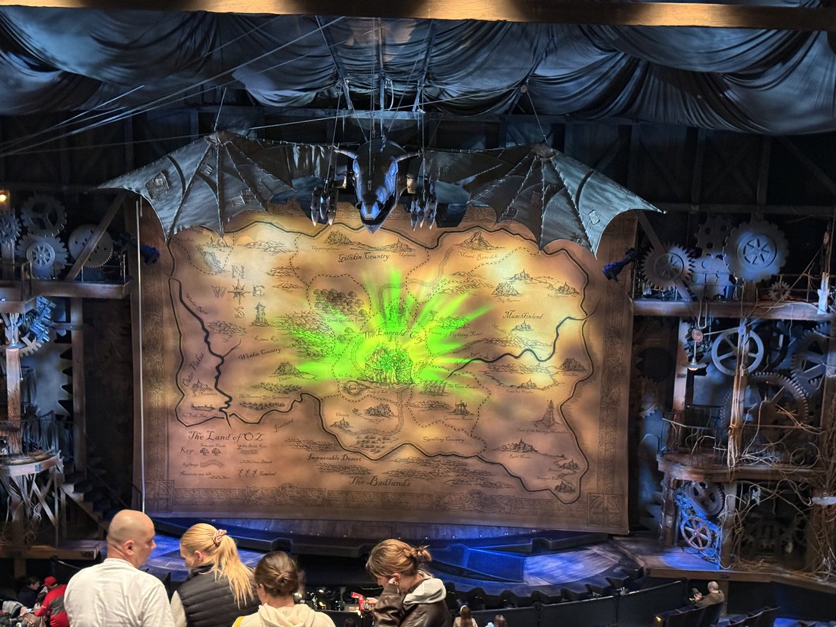 The Gershwin Theater is looking Positively Emerald for my 17th time at @WICKED_Musical! Feels like I need an Ozmopolitan to celebrate!