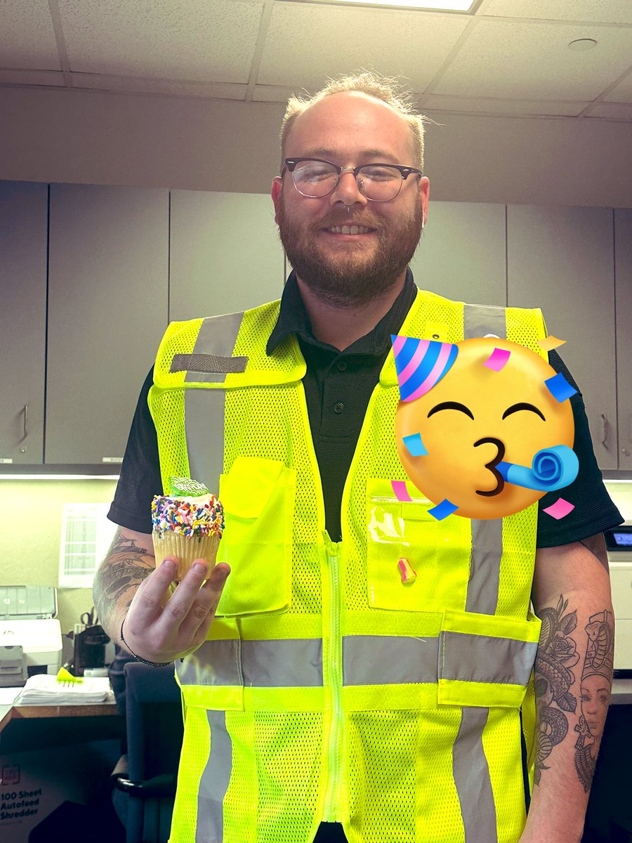 chavez49171's tweet photo. Happy early bday Skyler!! We hope you have a great bday since you’ll be off 🤗 Thank you for everything you do here at the station🥳#TeamCRP✈️ #HappyBday https://t.co/YO68M3OPIk
