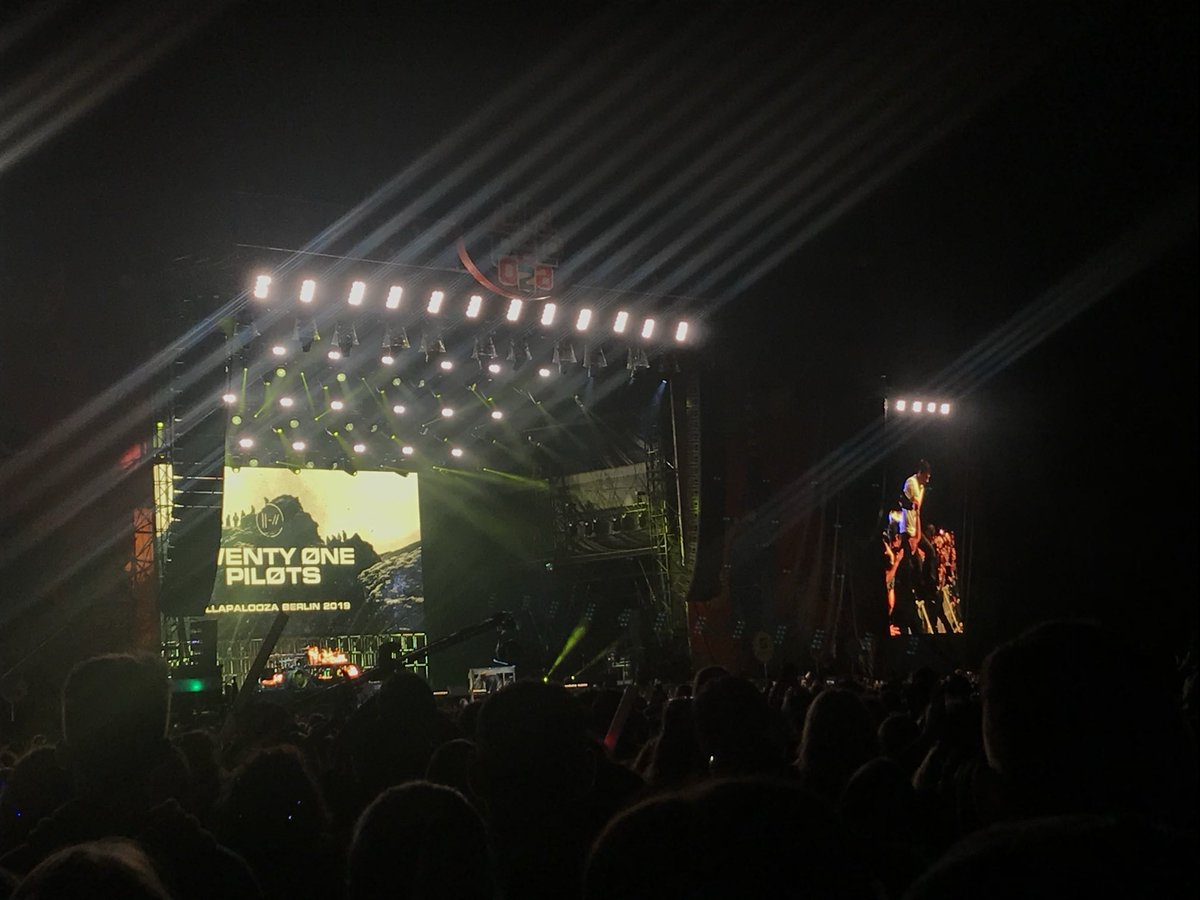 kaerunooji's tweet photo. Take me back 😔 #twentyonepilots #banditotour https://t.co/eg1wU4VRkJ
