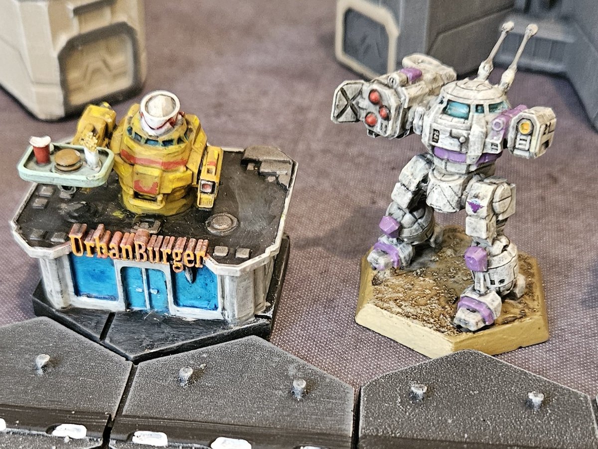 LawnDartOmega's tweet photo. @BishopSteiner I need a model of this to go with my Urbanmechs https://t.co/6Qa9bjl9MF